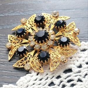 CELEBRITY NY Vintage black and white rhinestone filligree gold tone brooch pin